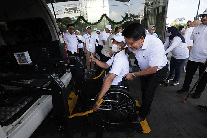 Direktur Utama BSI Hery Gunardi melepas peserta Mudik Bareng BSI di Jakarta, Selasa (18/4/2023).