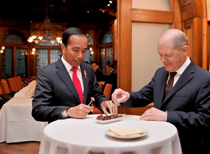 Presiden Joko Widodo diterima oleh Kanselir Jerman Olaf Scholz di Guesthouse Lower Saxony, Hannover, Jerman, Minggu (16/4/2023).