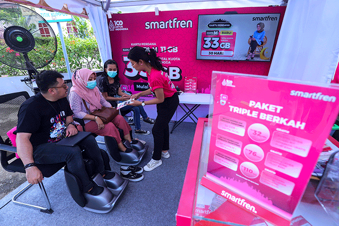 Pemudik menikmati fasilitas yang disediakan di Pos Mudik Smartfren di Stasiun Pasar Senen, Jakarta Pusat, Selasa (18/4/2023).