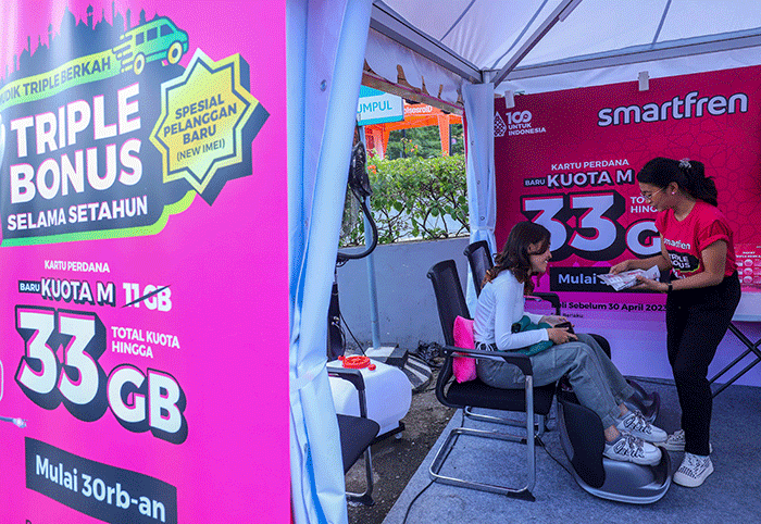 Pemudik menikmati fasilitas yang disediakan di Pos Mudik Smartfren di Stasiun Pasar Senen, Jakarta Pusat, Selasa (18/4/2023).