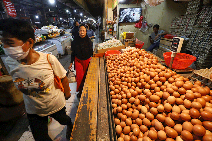 Pedagang saat menunggu pembeli di pasar tradisional di kawasan Jakarta Selatan, Senin (17/4/2023).