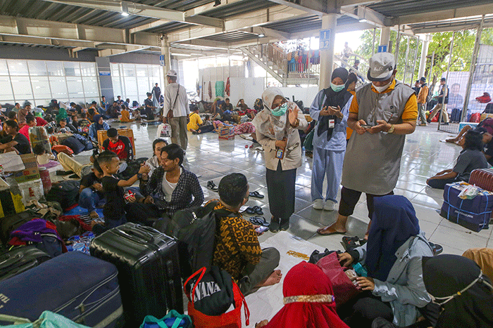 Warga memeriksa kesehatan di Posko Mudik BPJS Kesehatan di Pelabuhan Soekarno Hatta, Makassar, Selasa (18/4/2023).