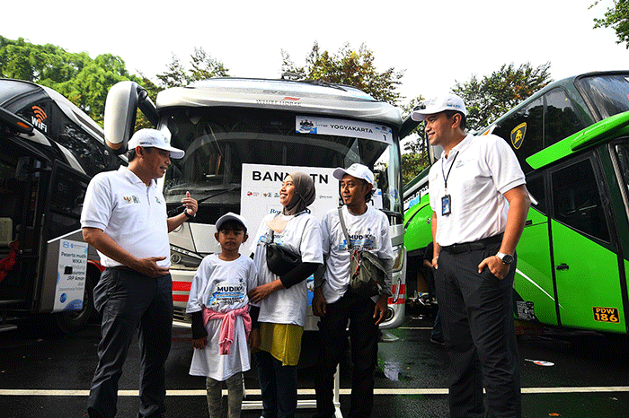 Direktur Utama Bank BTN Nixon LP Napitupulu didampingi Corporate Secretary Bank BTN Ramon Armando berbincang dengan pemudik.