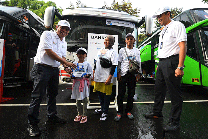 Direktur Utama Bank BTN Nixon LP Napitupulu didampingi Corporate Secretary Bank BTN Ramon Armando berbincang dengan pemudik.