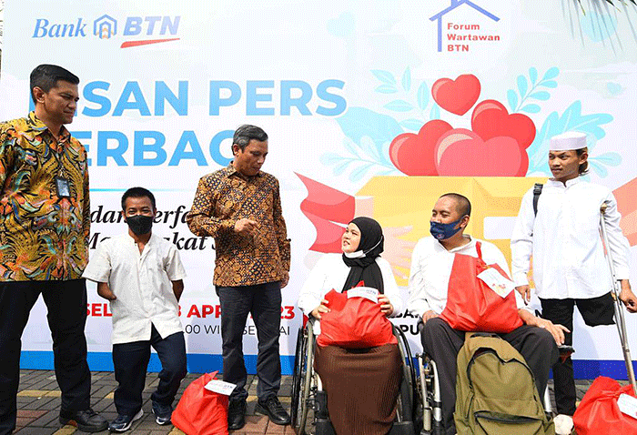 Direktur Utama Bank BTN Nixon LP Napitupulu didampingi Corporate Secretary Bank BTN Ramon Armando membagikan paket sembako.
