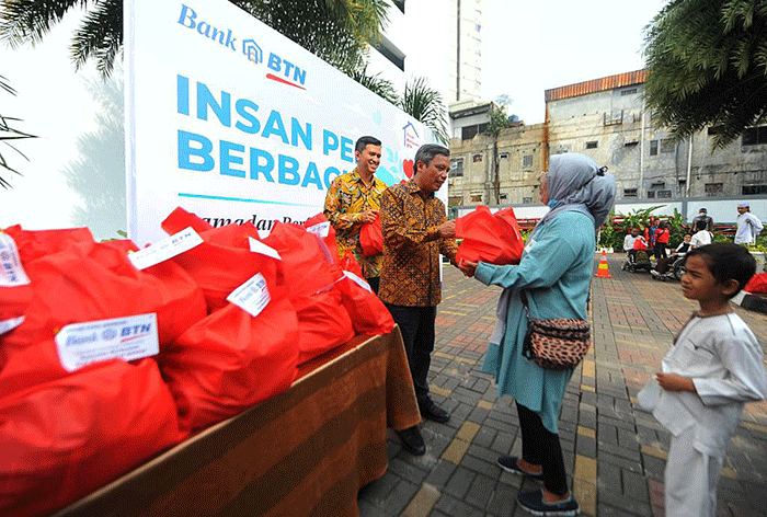 Direktur Utama Bank BTN Nixon LP Napitupulu didampingi Corporate Secretary Bank BTN Ramon Armando membagikan paket sembako.