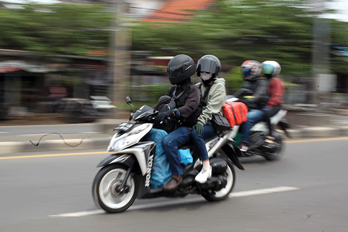 Pemudik roda dua memacu kecepatan di jalur Pantura, Kabupaten Karawang, Jawa Barat, Selasa (18/4/2023).