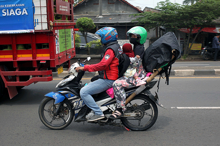 Pemudik roda dua memacu kecepatan di jalur Pantura, Kabupaten Karawang, Jawa Barat, Selasa (18/4/2023).