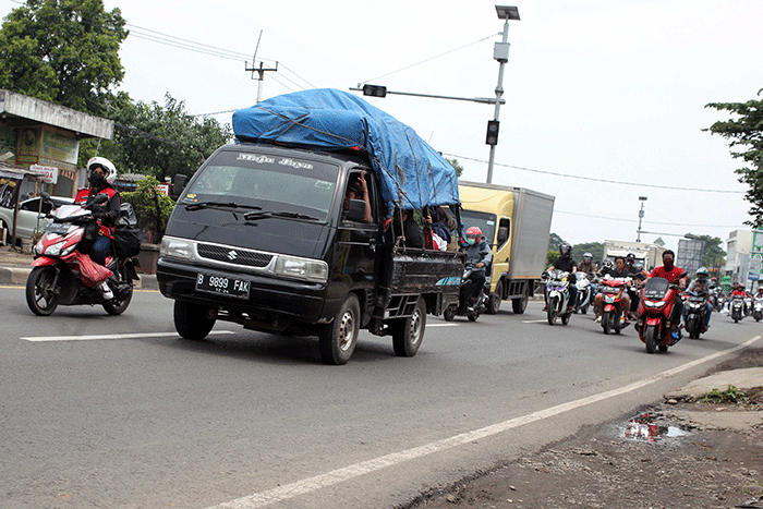 Pemudik roda dua memacu kecepatan di jalur Pantura, Kabupaten Karawang, Jawa Barat, Selasa (18/4/2023).