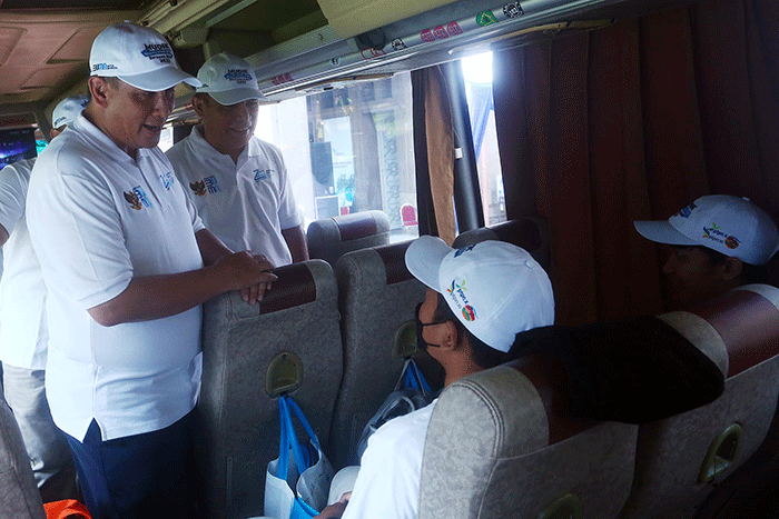 SEVP Business Support PTPN XII, Tri Septiono (tengah) menyapa pemudik ketika melepas keberangkatan Mudik Bersama BUMN 2023 di halaman PTPN XI di Suarabaya.