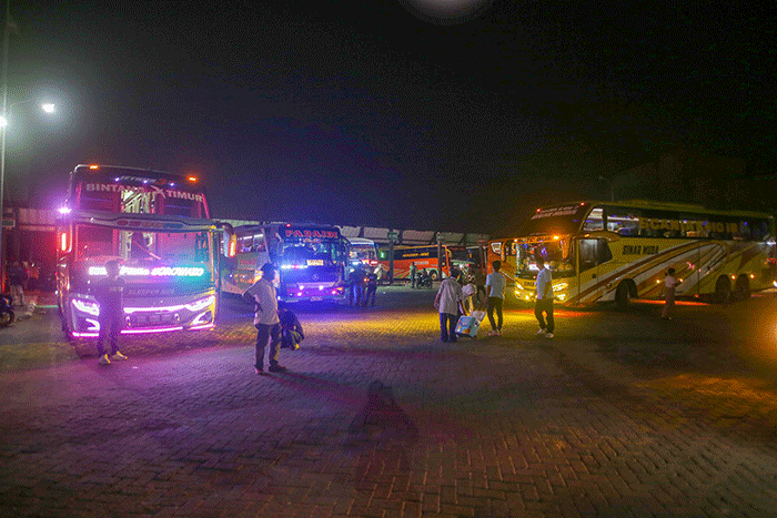 Sejumlah penumpang tengah menunggu pemberangkatan di Terminal Regional Daya, Makassar, Selasa (18/4/2023).