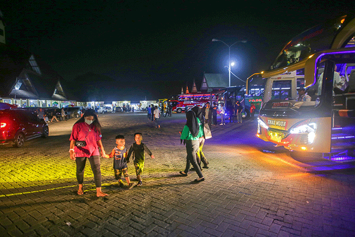 Sejumlah penumpang tengah menunggu pemberangkatan di Terminal Regional Daya, Makassar, Selasa (18/4/2023).