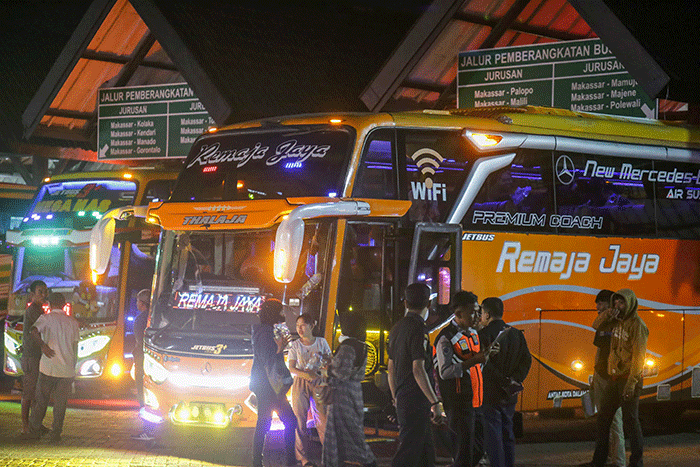 Sejumlah penumpang tengah menunggu pemberangkatan di Terminal Regional Daya, Makassar, Selasa (18/4/2023).