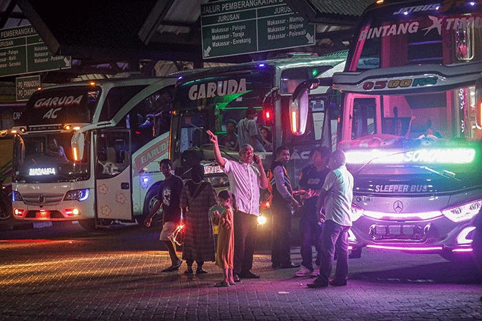 Sejumlah penumpang tengah menunggu pemberangkatan di Terminal Regional Daya, Makassar, Selasa (18/4/2023).
