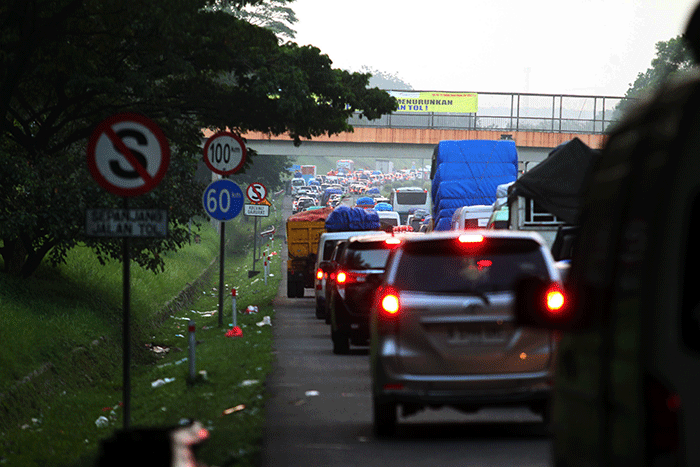 Deretan kendaraan pemudik saat terjebak kemacetan pada pagi hari di KM 73, Jalan Tol Cikampek-Palimanan (CIPALI), Jawa Barat, Rabu (19/4/2023).