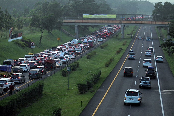 Deretan kendaraan pemudik saat terjebak kemacetan pada pagi hari di KM 73, Jalan Tol Cikampek-Palimanan (CIPALI), Jawa Barat, Rabu (19/4/2023).