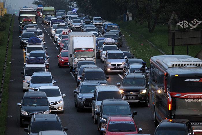 Deretan kendaraan pemudik saat terjebak kemacetan pada pagi hari di KM 73, Jalan Tol Cikampek-Palimanan (CIPALI), Jawa Barat, Rabu (19/4/2023).
