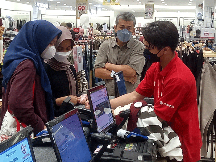 Warga memilih baju di pusat perbelanjan, Tangerang City, Banten, Selasa (18/4/2023).