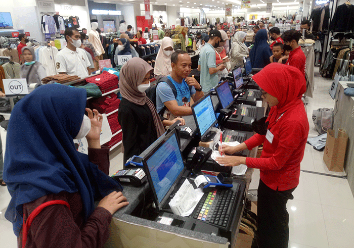 Warga memilih baju di pusat perbelanjan, Tangerang City, Banten, Selasa (18/4/2023).