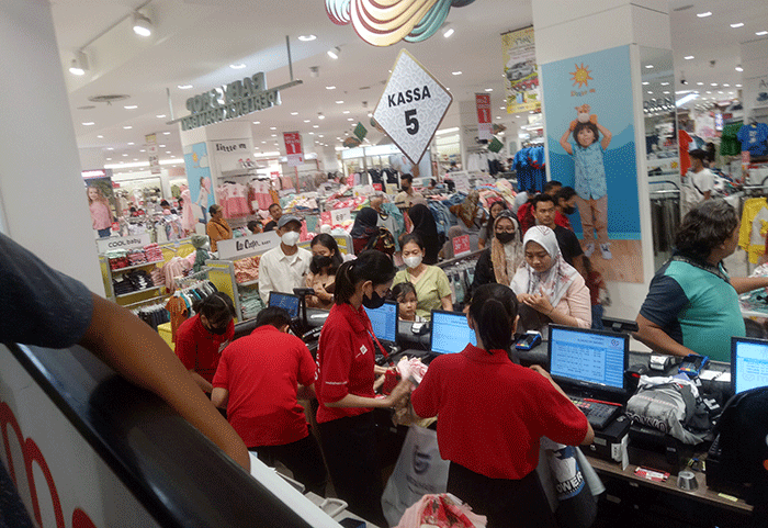 Warga memilih baju di pusat perbelanjan, Tangerang City, Banten, Selasa (18/4/2023).