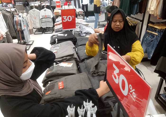 Warga memilih baju di pusat perbelanjan, Tangerang City, Banten, Selasa (18/4/2023).