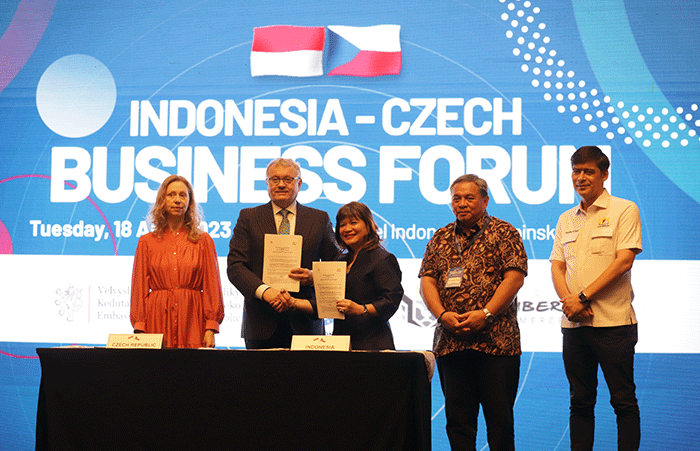 Penandatanganan nota kesepahaman antara Kamar Dagang Ceko dengan KADIN dalam Forum Bisnis Indonesia-Ceko, di Jakarta, Selasa (18/4/2023).