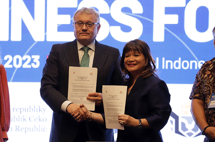 Penandatanganan nota kesepahaman antara Kamar Dagang Ceko dengan KADIN dalam Forum Bisnis Indonesia-Ceko, di Jakarta, Selasa (18/4/2023).