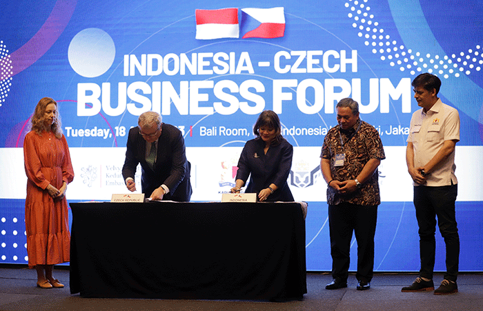 Penandatanganan nota kesepahaman antara Kamar Dagang Ceko dengan KADIN dalam Forum Bisnis Indonesia-Ceko, di Jakarta, Selasa (18/4/2023).