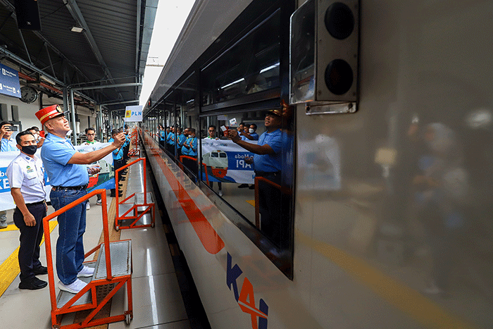 General Manager PLN Unit Distribusi Jakarta Raya Doddy B Pangaribuan melepas mudik gratis PLN di Stasiun Pasar Senen, Jakarta Pusat, Selasa (18/4/2023).