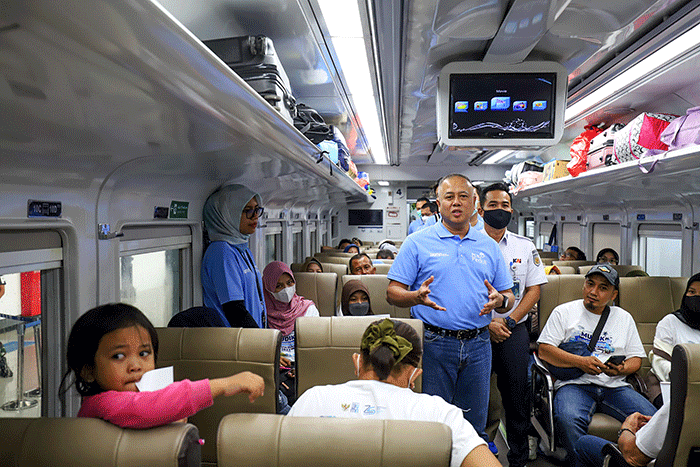 General Manager PLN Unit Distribusi Jakarta Raya Doddy B Pangaribuan melepas mudik gratis PLN di Stasiun Pasar Senen, Jakarta Pusat, Selasa (18/4/2023).