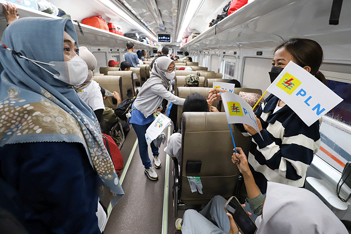 General Manager PLN Unit Distribusi Jakarta Raya Doddy B Pangaribuan melepas mudik gratis PLN di Stasiun Pasar Senen, Jakarta Pusat, Selasa (18/4/2023).