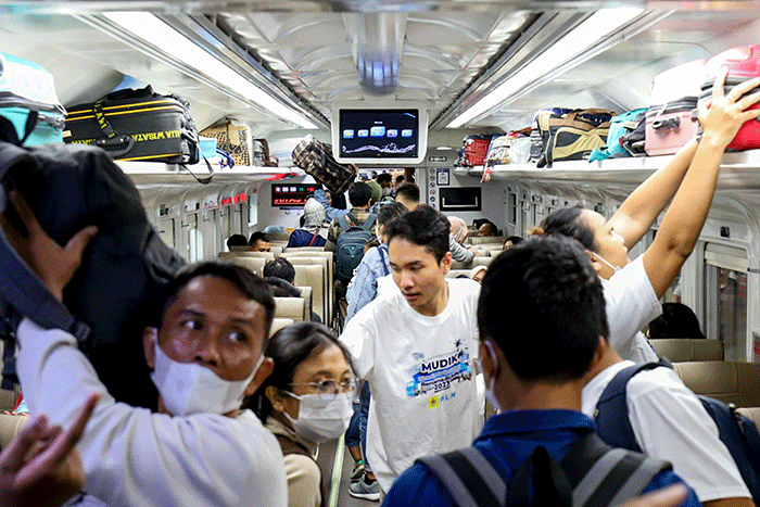 General Manager PLN Unit Distribusi Jakarta Raya Doddy B Pangaribuan melepas mudik gratis PLN di Stasiun Pasar Senen, Jakarta Pusat, Selasa (18/4/2023).