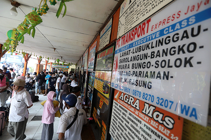 Pemudik memadati Terminal Kalideres, Jakarta Barat, Selasa (18/4/2023).