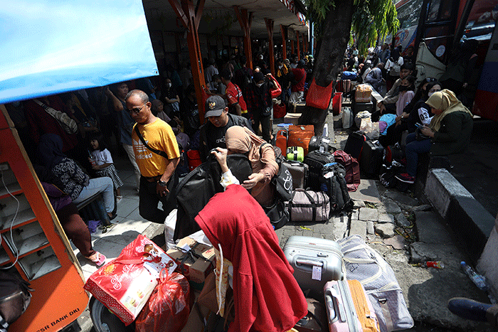 Pemudik memadati Terminal Kalideres, Jakarta Barat, Selasa (18/4/2023).
