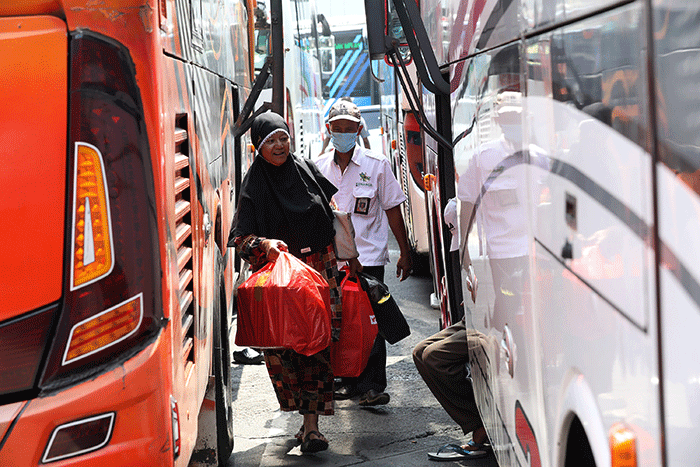 Pemudik memadati Terminal Kalideres, Jakarta Barat, Selasa (18/4/2023).