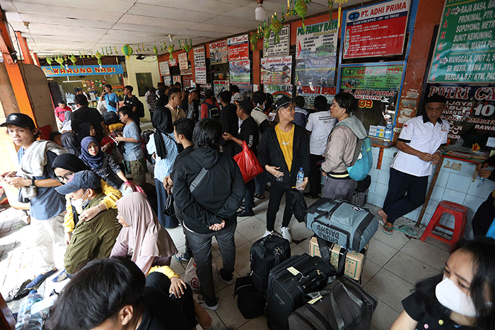 Pemudik memadati Terminal Kalideres, Jakarta Barat, Selasa (18/4/2023).