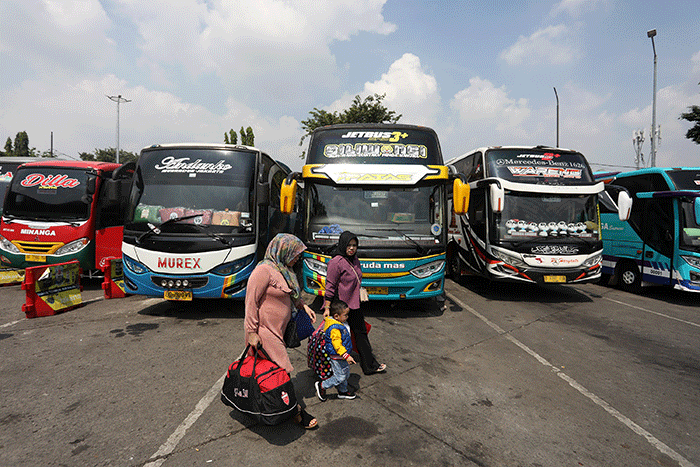 Pemudik memadati Terminal Kalideres, Jakarta Barat, Selasa (18/4/2023).