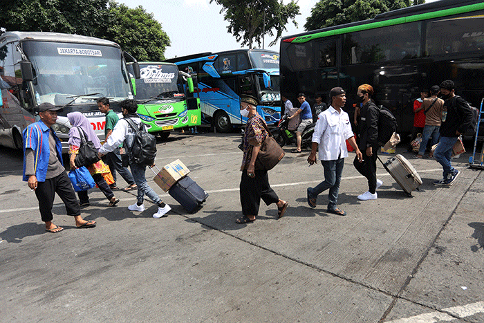 Pemudik memadati Terminal Kalideres, Jakarta Barat, Selasa (18/4/2023).