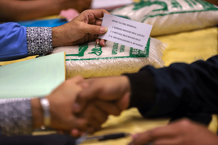 Umat muslim membayar Zakat Fitrah di Masjid Istiqlal, Jakarta Pusat, Selasa (18/4/2023).