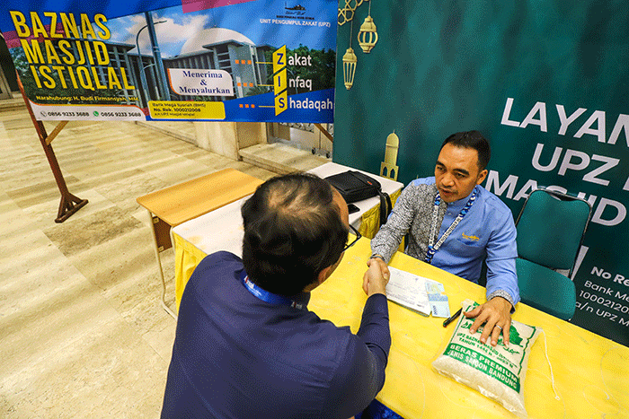 Umat muslim membayar Zakat Fitrah di Masjid Istiqlal, Jakarta Pusat, Selasa (18/4/2023).