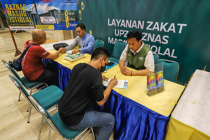 Umat muslim membayar Zakat Fitrah di Masjid Istiqlal, Jakarta Pusat, Selasa (18/4/2023).