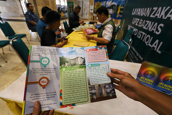 Umat muslim membayar Zakat Fitrah di Masjid Istiqlal, Jakarta Pusat, Selasa (18/4/2023).