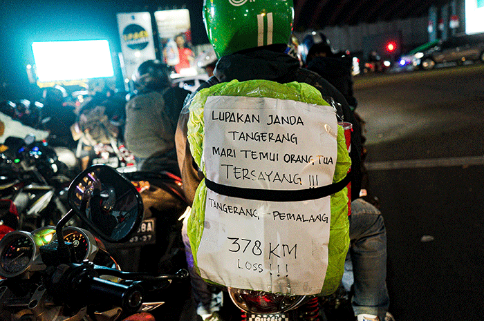 Potret tulisan unik berisi curahan hati pemudik yang melintas di Kalimalang, Bekasi, Jawa Barat, Rabu (19/4/2023).