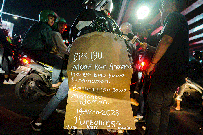 Potret tulisan unik berisi curahan hati pemudik yang melintas di Kalimalang, Bekasi, Jawa Barat, Rabu (19/4/2023).