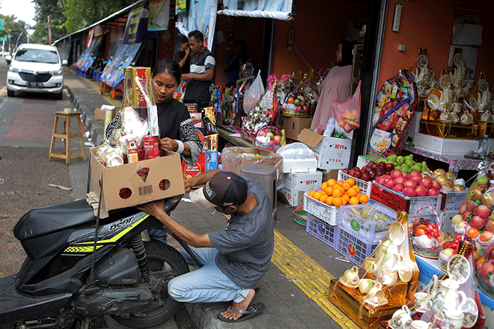 Pekerja mengemas parsel di kawasan Taman Barito, Jakarta, Rabu (19/4/2023).