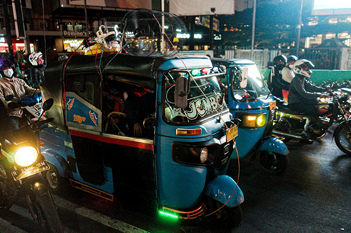 Pemudik menggunakan Bajaj melintas di Jalan Kalimalang, Bekasi, Jawa Barat, Rabu (19/4/2023).