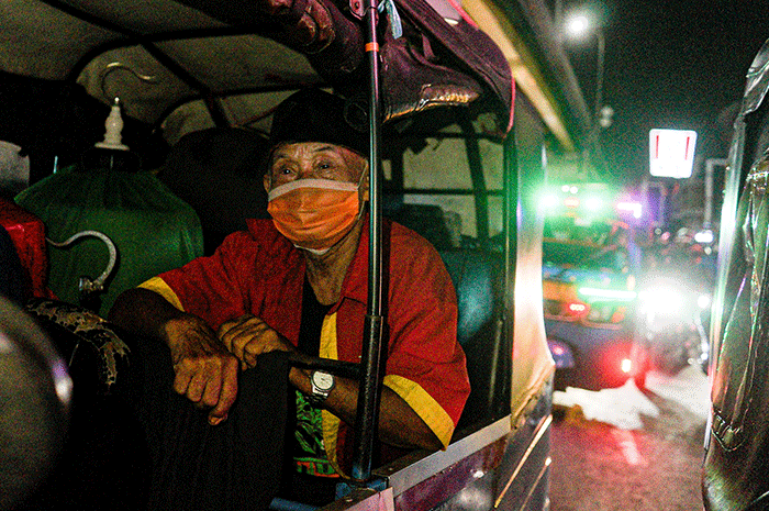Pemudik menggunakan Bajaj melintas di Jalan Kalimalang, Bekasi, Jawa Barat, Rabu (19/4/2023).