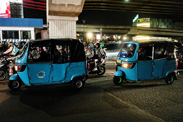 Pemudik menggunakan Bajaj melintas di Jalan Kalimalang, Bekasi, Jawa Barat, Rabu (19/4/2023).