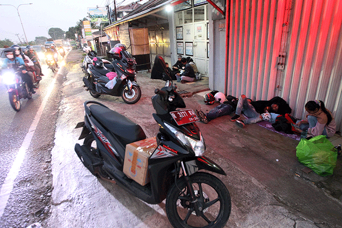 Pemudik roda dua dengan tujuan Jawa Tengah saat beristirahat di jalur Pantura, Kabupaten Karawang, Jawa Barat, Rabu (19/4/2023).