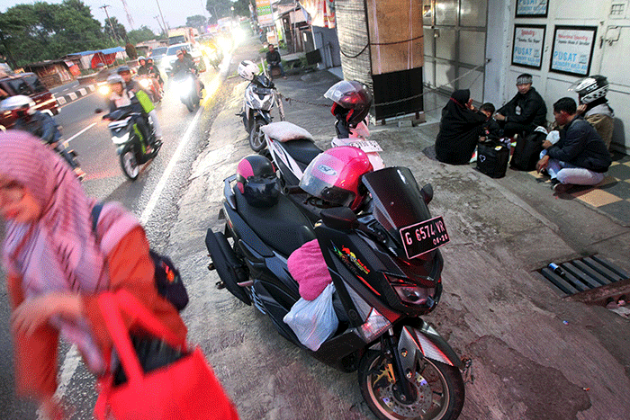 Pemudik roda dua dengan tujuan Jawa Tengah saat beristirahat di jalur Pantura, Kabupaten Karawang, Jawa Barat, Rabu (19/4/2023).